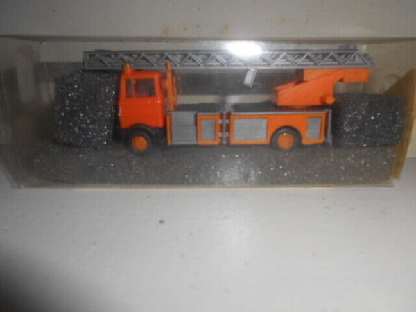 Praline/Busch #80767 HO Scale Mercedes B LP809 Fire Truck - Image 10