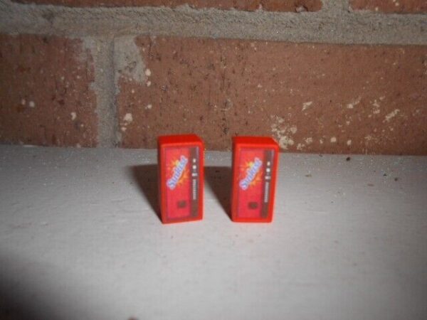 #2024 N Scale Accessories 1970-1990 Sunkist Cola Machines  (2 Per Pack) - Image 2