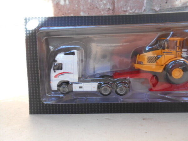 Cararrma HO Scale Volvo FH 12 Lowboy Trailers With Articulated Hauler #185-003 - Image 4