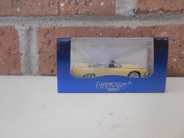 Ricko #38322 Ford 1962-64 Lincoln Contintal Convertible With Suicide Door Yellow