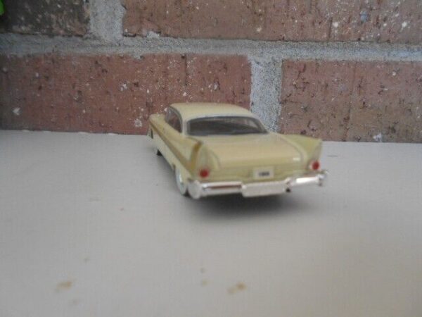 Menard O Scale  #279-9236 1958 Plymmouth Fury Cream & Gold - Image 2