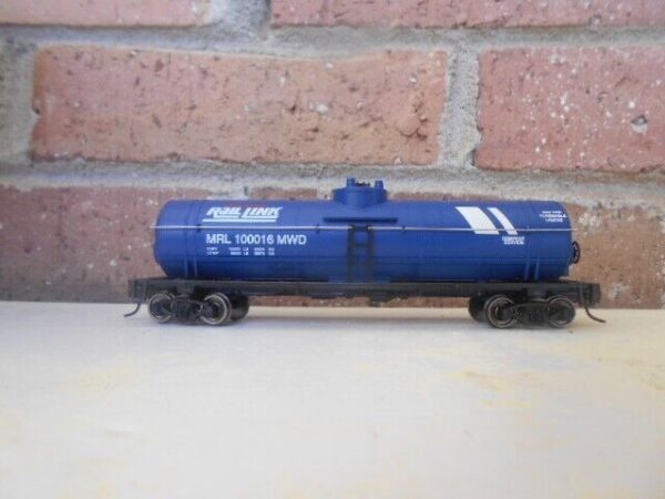 Walthers 931-1446 HO Scale 40' Tank Car Ready To Run Rail Link Petroleum Company - Image 2