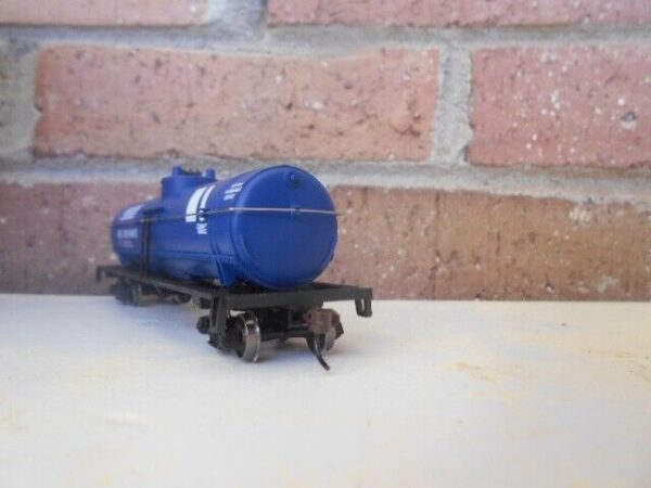 Walthers 931-1446 HO Scale 40' Tank Car Ready To Run Rail Link Petroleum Company - Image 4