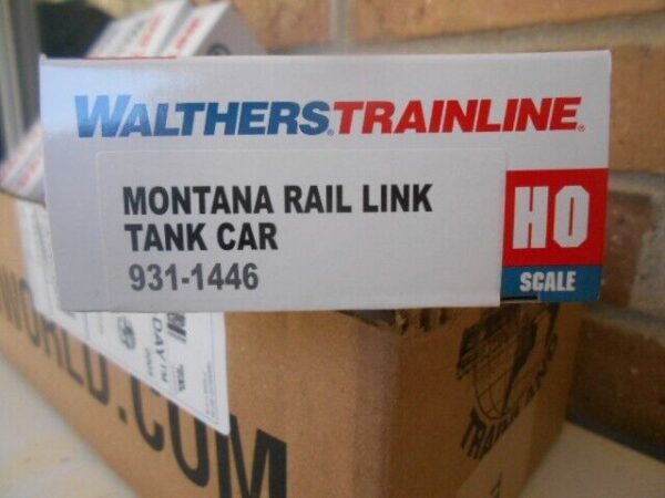 Walthers 931-1446 HO Scale 40' Tank Car Ready To Run Rail Link Petroleum Company - Image 5