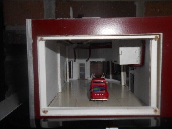 HO Scale Fury Ford Motors  [With 4.5-volt power supply Free] #2759036 - Image 5