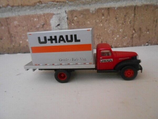 CLASSIC METAL WORKS HO Scale 41/46 Chevrolet U-Haul Box Truck #30319 - Image 2