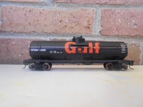 Walthers  931-1612 HO Scale 40' Tank Car - Ready To Run - Gulf Petroleum Company - Image 2