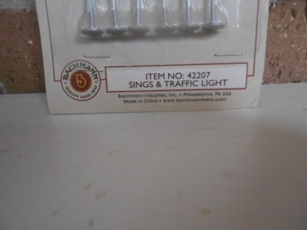 Bachmann  Ho Scale Railroad Accessories Sings & Traffic Lights #42207 - Image 4