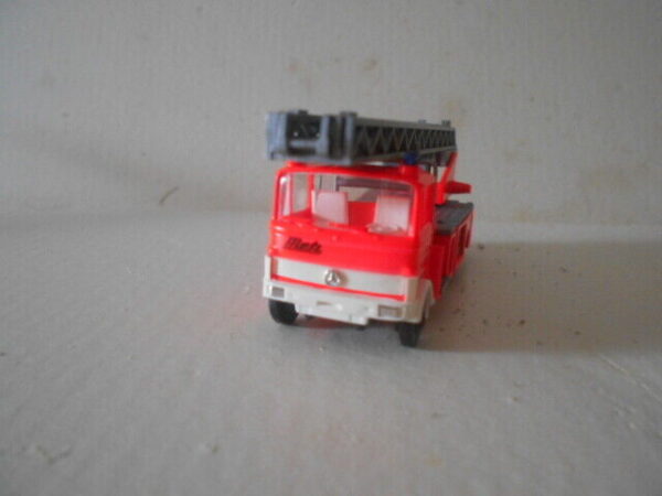 Praline/Busch #80771 HO Scale Mercedes B LP809 Fire Truck - Image 2