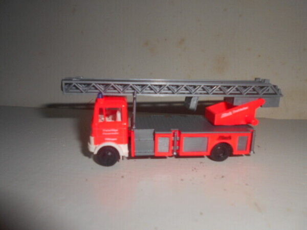 Praline/Busch #80771 HO Scale Mercedes B LP809 Fire Truck - Image 3