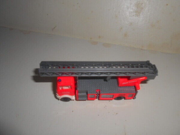 Praline/Busch #80771 HO Scale Mercedes B LP809 Fire Truck - Image 4
