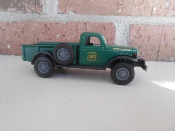 Menard O Scale  #279-9398 --1947 Dodge Power Wagon Green Fokestry Service - Image 2