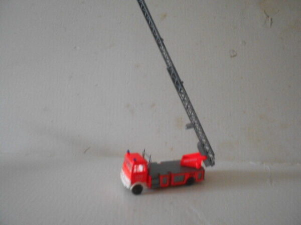 Praline/Busch #80771 HO Scale Mercedes B LP809 Fire Truck - Image 5