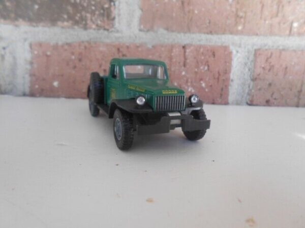 Menard O Scale  #279-9398 --1947 Dodge Power Wagon Green Fokestry Service - Image 3