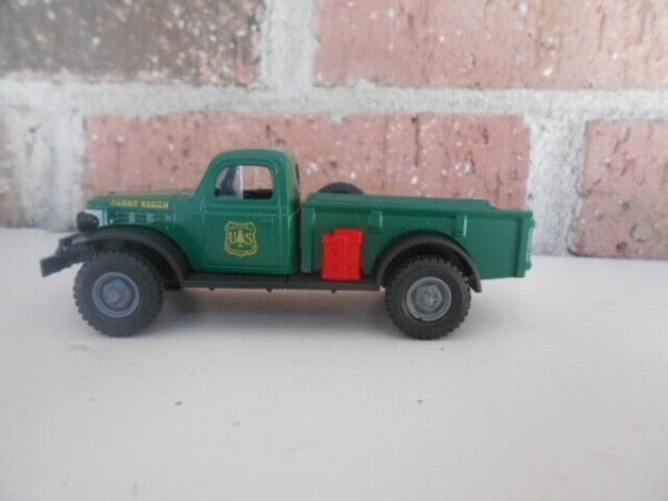 Menard O Scale  #279-9398 --1947 Dodge Power Wagon Green Fokestry Service - Image 4