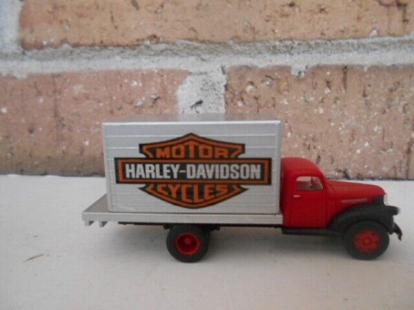 CLASSIC METAL WORKS HO Scale 41/46 Chevrolet Harley Davidson Box Truck #30319 - Image 3
