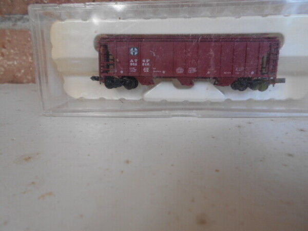 Con Cor N Scale Trough Roof 3 Bay Covered Hopper Santa Fe #0001001951 - Image 2