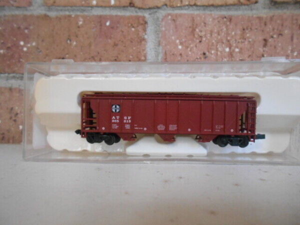 Con Cor N Scale Trough Roof 3 Bay Covered Hopper Santa Fe #0001001951 - Image 3