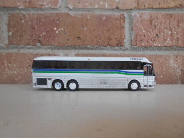 HO scale Iconic Replicas Voyageur Eagle Model 10 Diecast Bus #87-0357