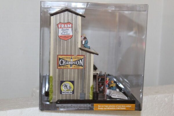 Menarnds #275-9251 O-1:48 Scale Moe's Cycle Shop With 4.5-volt power supply - Image 2
