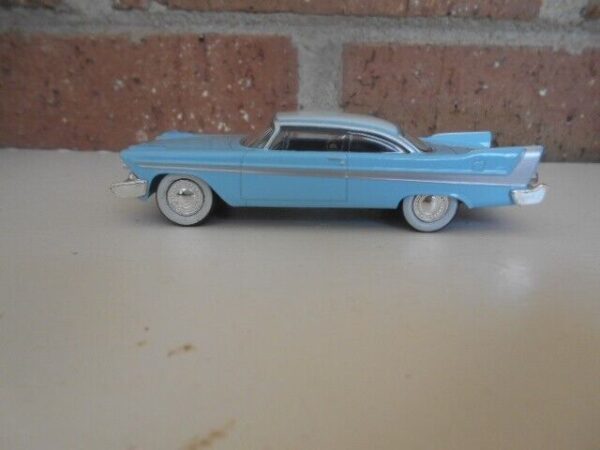 Menard O Scale  #279-9236 1958 Plymmouth Fury Blue & White - Image 2