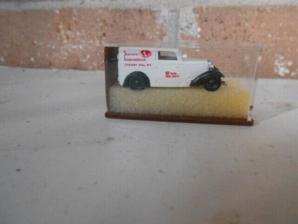 #1011 HO Scale Accessories 1960-1980 Orange Sunkist Machines  (2 Per Pack)
