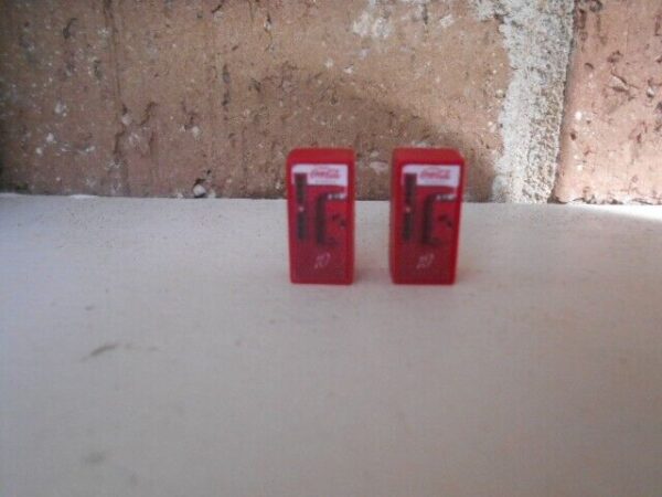 #2001 N Scale Accessories 1930-50 Coke Cola Machines  (2 Per Pack) - Image 2