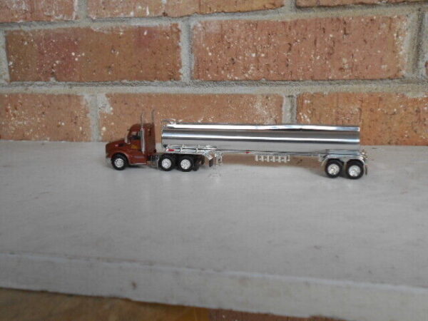 Trucks N' Stuff HO Scale Willams Peterbilt Tractor 579 & Tanker Trailers #400681 - Image 4