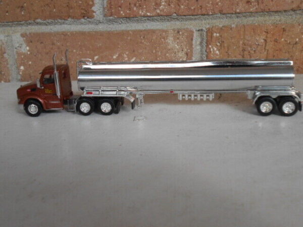 Trucks N' Stuff HO Scale Willams Peterbilt Tractor 579 & Tanker Trailers #400681 - Image 5