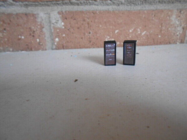 #1001 HO Scale Accessories 1940-1980 Candy/Chips Machines  (2 Per Pack)