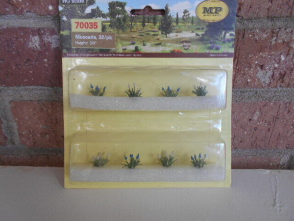 MP Scenery Products item #70035 HO Muscaris Plants 32/PK 3/8"