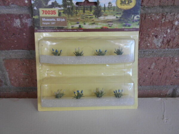 MP Scenery Products item #70035 HO Muscaris Plants 32/PK 3/8" - Image 3