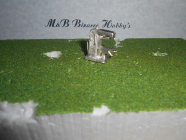 Menard O Scale  #279-9236 1958 Plymmouth Fury Red & White - Image 4