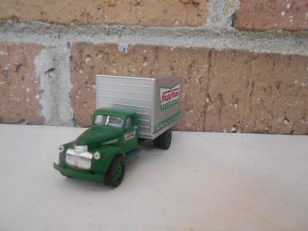 CLASSIC METAL WORKS HO Scale 41/46 Chevrolet Krispy Kreme Box Truck #30320 - Image 2