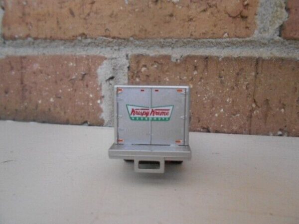 CLASSIC METAL WORKS HO Scale 41/46 Chevrolet Krispy Kreme Box Truck #30320 - Image 5