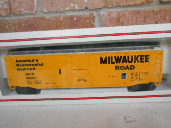 Bachmann HO Scale Milwaukee Road 50' 2 Plug Door Box Car #56500 Yellow