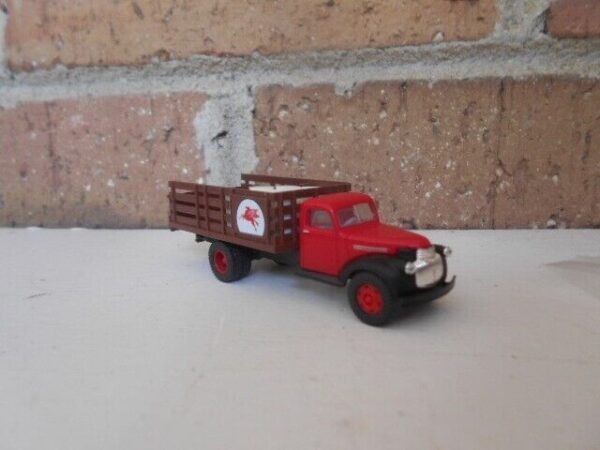 CLASSIC METAL WORKS HO Scale 41/46 Chevrolet Mobil Oil Box Truck #30337 - Image 3