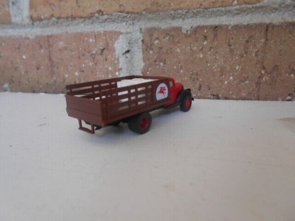 CLASSIC METAL WORKS HO Scale 41/46 Chevrolet Mobil Oil Box Truck #30337 - Image 4