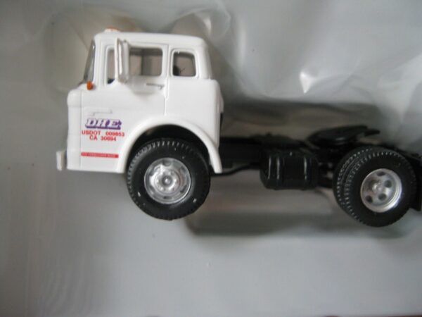 Athearn DHE Ford "C" & 28' Wedge Trailer Item #ATH91031