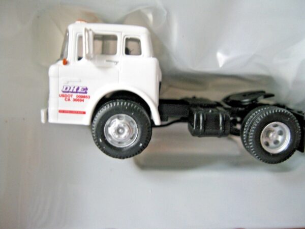 Athearn DHE Ford "C" & 28' Wedge Trailer Item #ATH91031 - Image 2