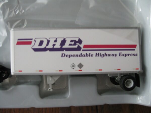 Athearn DHE Ford "C" & 28' Wedge Trailer Item #ATH91031 - Image 3