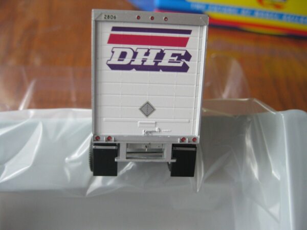 Athearn DHE Ford "C" & 28' Wedge Trailer Item #ATH91031 - Image 5
