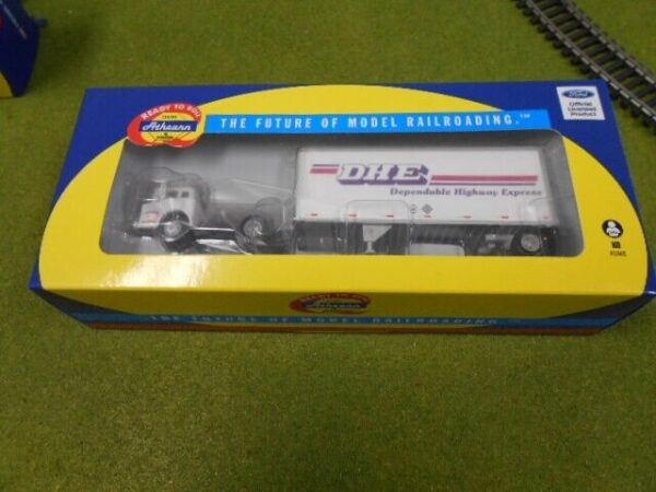 Athearn DHE Ford "C" & 28' Wedge Trailer Item #ATH91031 - Image 7