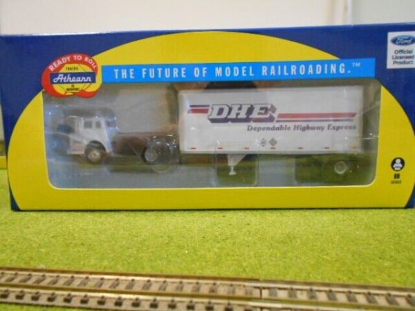 Athearn DHE Ford "C" & 28' Wedge Trailer Item #ATH91031 - Image 8