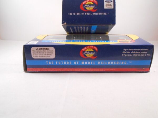 Athearn DHE Ford "C" & 28' Wedge Trailer Item #ATH91031 - Image 16