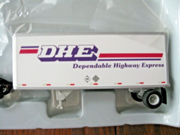 Athearn DHE Ford "C" & 28' Wedge Trailer Item #ATH91031 - Image 18
