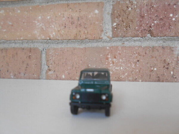 Busch #50377 HO Scale Land Rover Defender Dark Green - Image 2