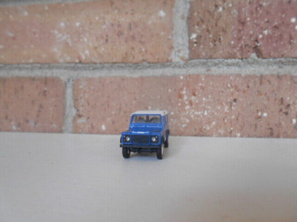 Busch #50302 HO Scale Land Rover Defender Station Wagon 110 Blue & White - Image 2