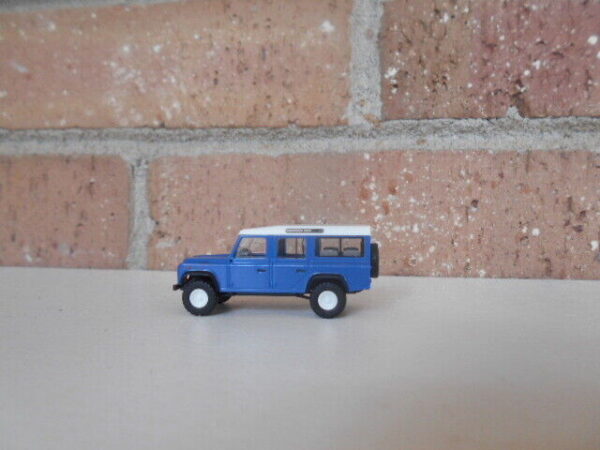 Busch #50302 HO Scale Land Rover Defender Station Wagon 110 Blue & White - Image 3