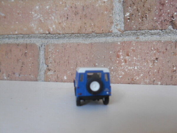 Busch #50302 HO Scale Land Rover Defender Station Wagon 110 Blue & White - Image 4